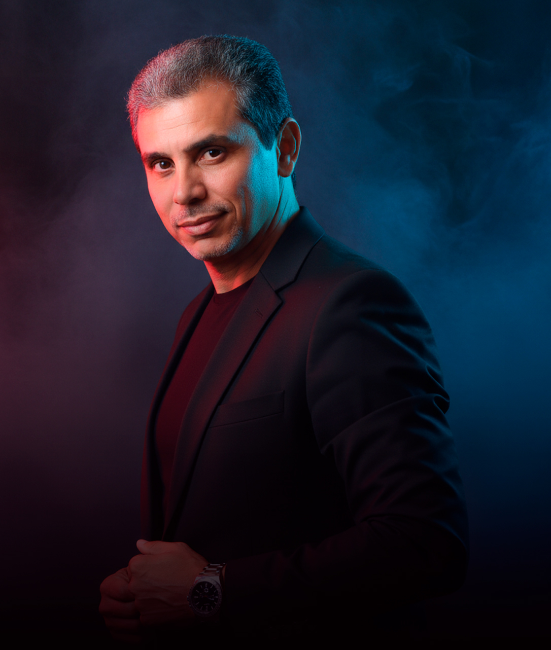 esigner gráfico sênior especializado em identidade visual, motion graphics, landing pages e WordPress, focado em posicionamento e percepção de valor para marcas digitais